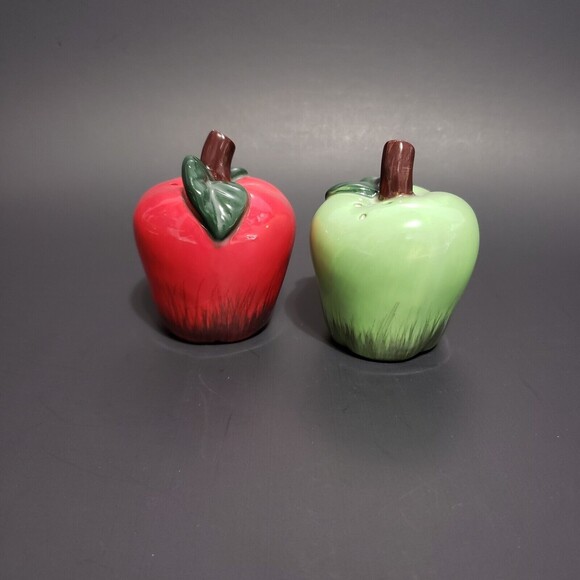 Apple Salt & Pepper Shakers Red / Green ( 3" x 2.5 " ) - Picture 5 of 8